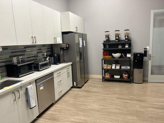 Full kitchen access with FREE coffee, tea, water & snacks!