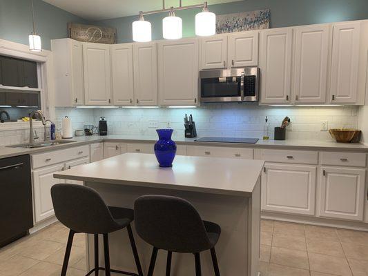 Kitchen counters: Hanstone quartz, artisan grey