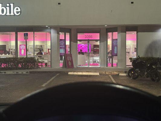 T-mobile employees chillin