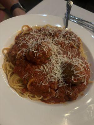 Spaghetti bolognese with 2 meatballs