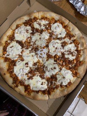 The Goomba Pizza (fried chicken, bacon, fresh mozzarella, vodka sauce). Delicious!