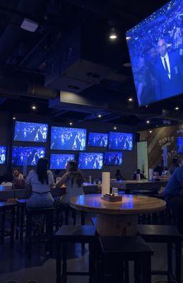 Mexican sports bar showing a boxing match