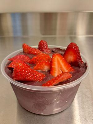 Açaí bowl with fresh sliced strawberries. Is there anything better than that?