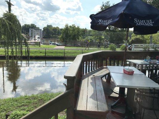 Outdoor seatings right on the canal overlooking the bridge, pretty much where Washington crossed.