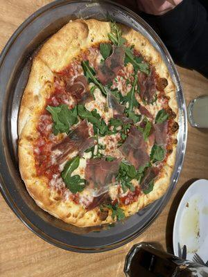 Arugula and prosciutto pizza