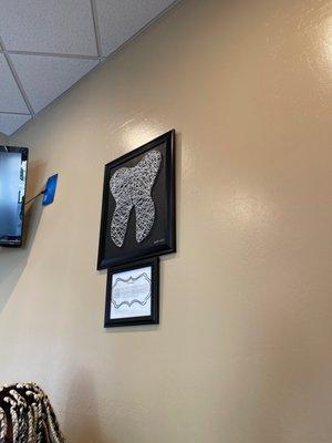 Nice tooth design on the wall.