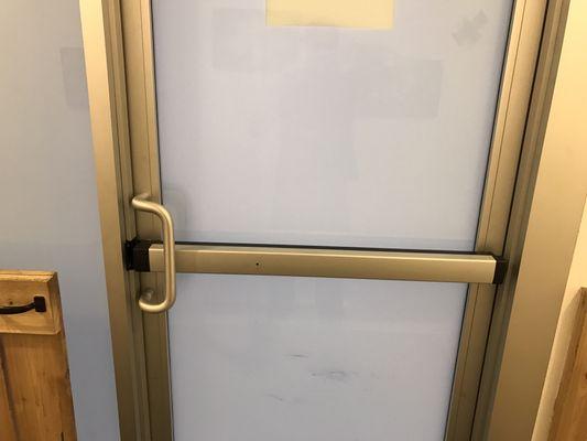 Fresh installation push bar for aluminum glass door