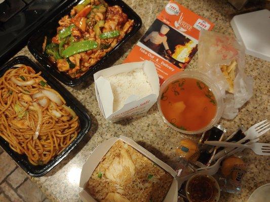 The spread boiiii chicken lo mein, garden chicken, white rice, house fried rice, wonton soup, wonton chips, and in house chili oil! Nom!