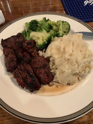 Steak tips, mashed potatoe, broccoli