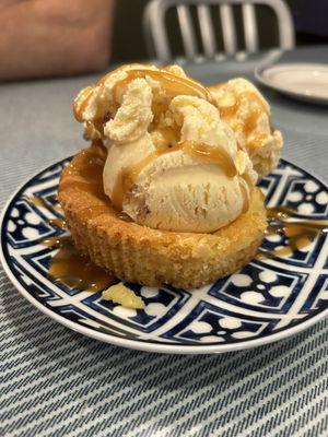 Butter cake with butter pecan ice cream