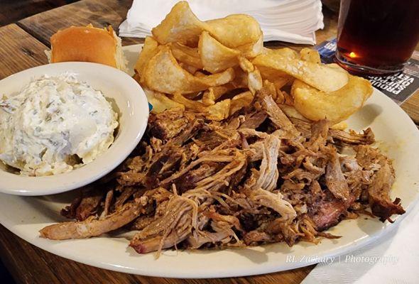 Pulled pork platter with potatoe salad and beer belly fries