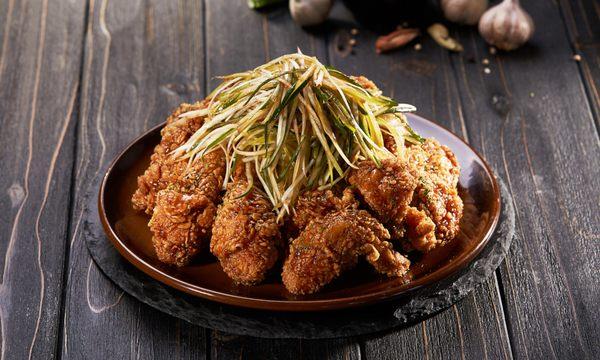 SOY GARLIC SPRING ONION CHICKEN
 [Crispy chicken in a soy glaze and topped with slice spring onions mixed with soy garlic dressing]