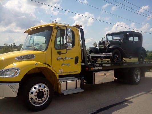 Towing in Kane County, Il and McHenry County, Il. Rico Brothers Towing for a fast, affordable, expert tow.