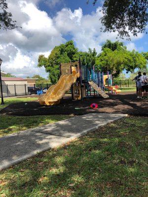 The El Portal Tot Lot is an intimate park with small kids playground equipment including two swing sets and several picnic tables/benches