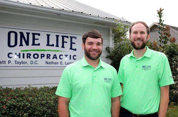 Dr. Taylor & Dr. Luoma in front of One Life Chiropractic & Gulf Coast UltraSlim.