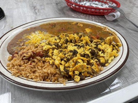 Huevos con chorizo