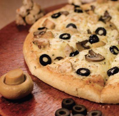 Mushroom and black olives pizza