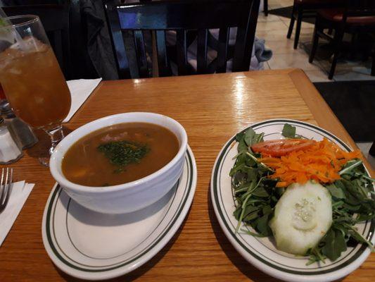 Sopa de res y ensalada