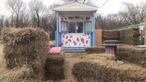 Moo'z Boozze Drive-Thru