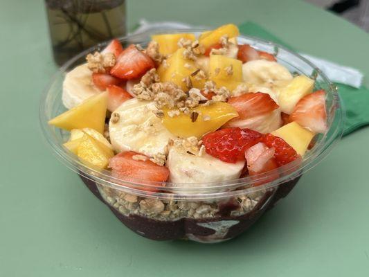 Acai bowl with mangoes