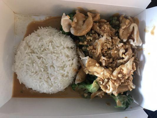 Gluten free dish consisting of chicken, broccoli and spinach with rice and peanut sauce.