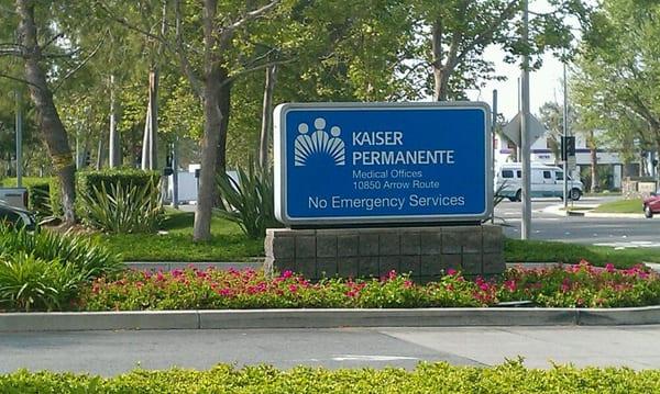 Street signage from parking lot on Red Oak