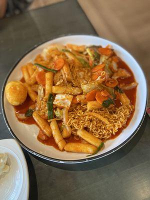 Tteobokki (spicy rice cakes) without fish cake add ramen