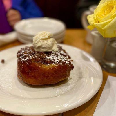 Giant pecan sticky bun! A special this weekend. We splint it 4 ways!