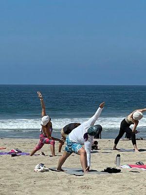 Beach yoga class w Vee!