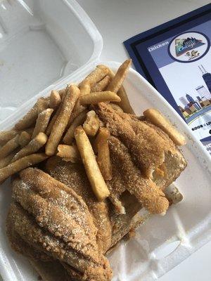 3 pc catfish dinner mine came with fries and 2 pc of bread