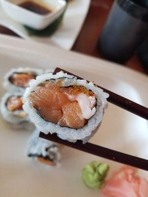 Hawaiian roll (raw salmon, cooked shrimp, caviar)