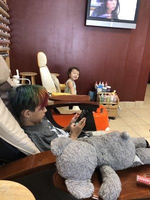 Didi and Tempy get their toes done