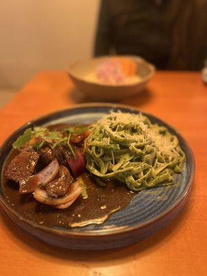 FETUCCINI AL PESTO CON LOMO SALTADO