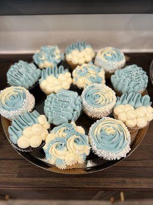 Vanilla and chocolate cupcakes