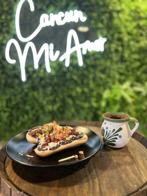 Molletes + chorizo + pico / café de olla