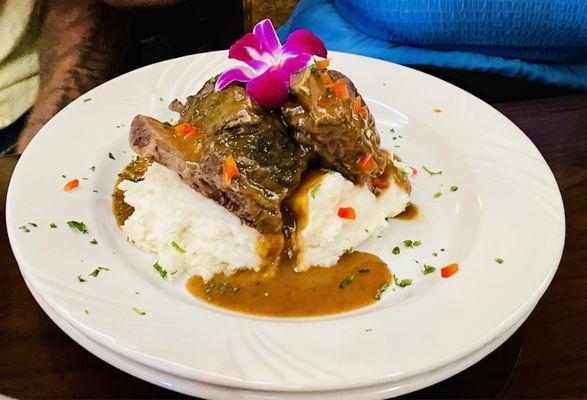 Short ribs with garlic mashed potatoes