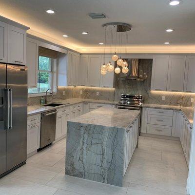 WHITE SHAKER CABINETS WITH QUARZITE COUNTER TOP