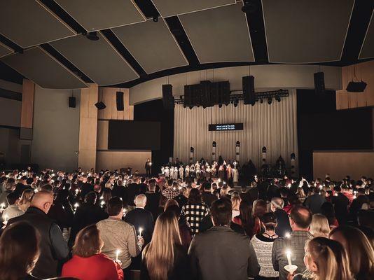 Illuminating the entire room only with candle light during Christmas service