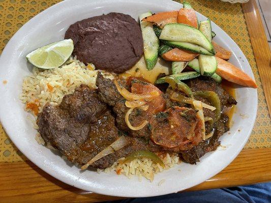 Bistec encebollado (steak smothered in grilled onions)