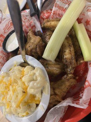 Wings plate with Mac and cheese side