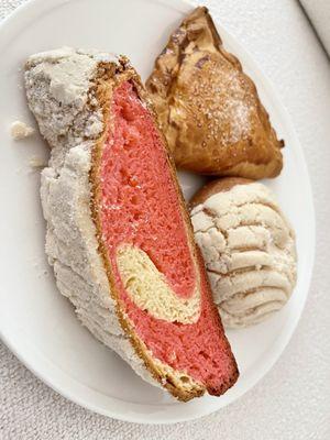 Payaso (pink bread), empanada and concha