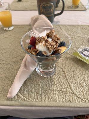 Yogurt breakfast parfait