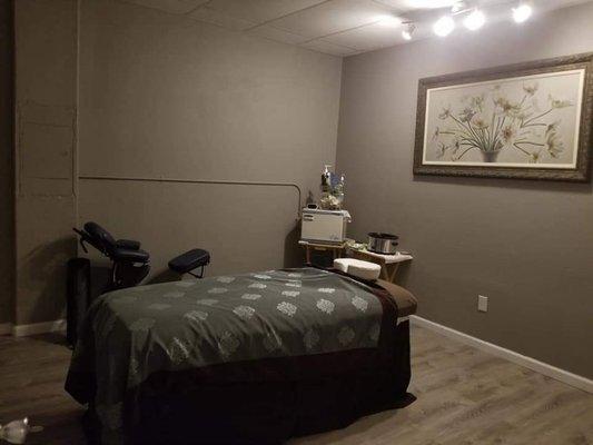 Tranquil massage room, single and couple massages