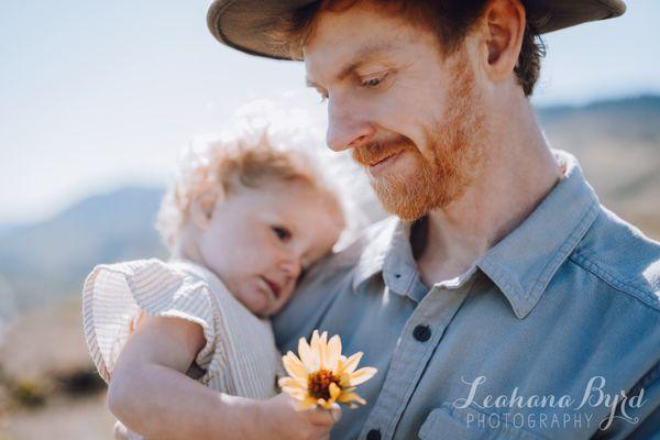 Columbia River Gorge breastfeeding family portrait photo shoot session spring wildflowers Portland Oregon Leahana Byrd Photography