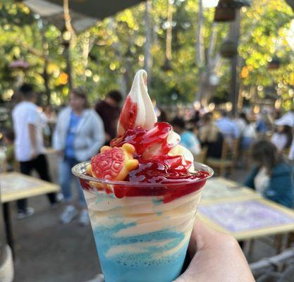 Pineapple Coconut Float, 6/10. Not coconut-y enough but the strawberry preserves were a nice touch.