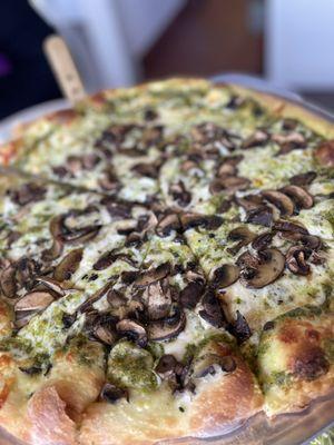 Pesto and mushrooms pizza