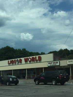 Liquor World of Franklin -- 365 West Central Street / Route 140, Franklin           Storefront