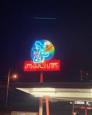 Here is the ICONIC Dog 'N' Suds sign!  Lit again!