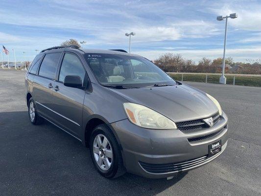 2004 Toyota Sienna yesterday price was 2700.00 Today it was 2500,00
 I never wanted to check out this van BUT it was available, not the 2002