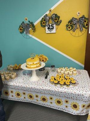 Chocolate and vanilla sunflower cupcakes!